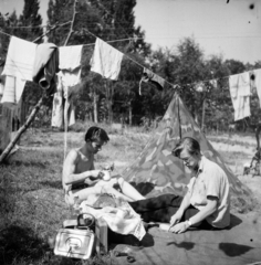 Magyarország, Balatonszemes, Berzsenyi Dániel utca 15., 1955, Ungváry Rudolf, képarány: négyzetes, nyár, fiatalság, sátor, pléd, terepminta, bögre, teregetés, kenyér, csatosüveg, uzsonnás doboz, Fortepan #254963