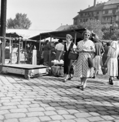 Magyarország, Budapest XIII., Lehel (Élmunkás) téri piac, háttérben a Váci út - Bulcsú utca sarkán álló ház., 1957, Ungváry Rudolf, Budapest, képarány: négyzetes, napszemüveg, mérleg, kosár, Fortepan #254977