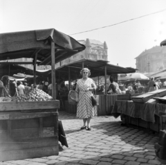 Magyarország, Budapest XIII., Lehel (Élmunkás) téri piac, háttérben a Bulcsú utca - Kassák Lajos utca (Fóti út) sarkán álló házak., 1957, Ungváry Rudolf, Budapest, képarány: négyzetes, nyári ruha, napszemüveg, kosár, Fortepan #254978