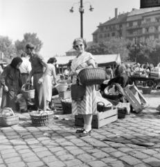 Magyarország, Budapest XIII., Lehel (Élmunkás) téri piac, háttérben a Váci út - Bulcsú utca sarkán álló ház., 1954, Ungváry Rudolf, Budapest, rekesz, képarány: négyzetes, kofa, hölgy, kosár, piac, Fortepan #254982