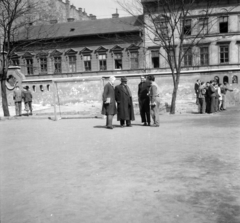 Magyarország, Budapest VI., Munkácsy Mihály utca 26., a felvétel a Kölcsey Ferenc Gimnázium udvarán készült., 1954, Ungváry Rudolf, Budapest, képarány: négyzetes, diák, tanár, gimnázium, iskolaudvar, Fortepan #254994