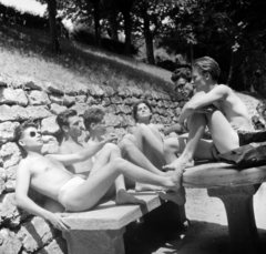 Magyarország, Budapest III., Csillaghegyi strandfürdő., 1957, Ungváry Rudolf, Budapest, fürdőruha, strand, képarány: négyzetes, napozás, aktatáska, Fortepan #254999