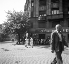 Magyarország, Budapest XIII., a Bulcsú utca Kassák Lajos utca (Fóti út) kereszteződésétől a Váci út felé nézve., 1953, Ungváry Rudolf, Budapest, húsbolt, élelmiszerbolt, Közért Vállalat, Fortepan #255018