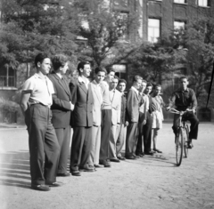 Magyarország, Budapest VI., Munkácsy Mihály utca 26., a felvétel a Kölcsey Ferenc Gimnázium udvarán készült., 1955, Ungváry Rudolf, Budapest, képarány: négyzetes, tréfálkozás, kamasz, kerékpár, fiúk, sorakozó, Fortepan #255021