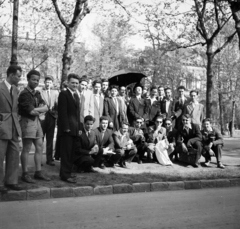 Magyarország, Budapest VI., Andrássy út (Népköztársaság útja), a csoportkép a Munkácsy Mihály utca közelében készült., 1955, Ungváry Rudolf, Budapest, csoportkép, napsütés, esernyő, fiúosztály, Fortepan #255023