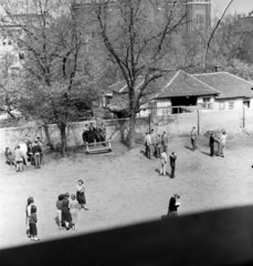 Magyarország, Budapest XIV., Thököly út 48., Petrik Lajos Vegyipari Technikum, rálátás az iskola udvarára. Távolabb a fák takarásában a Rózsafüzér Királynéja-templom., 1955, Ungváry Rudolf, Budapest, felülnézet, iskolaudvar, Fortepan #255049