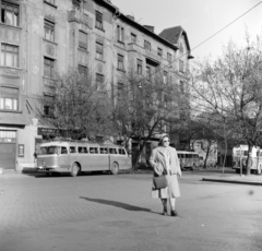 Magyarország, Budapest XIII., Bulcsú utca, háttérben a 21/b-a ház., 1955, Ungváry Rudolf, Budapest, bérház, autóbusz, Ikarus 55, Fortepan #255057