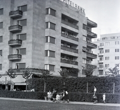 Magyarország, Budapest XIII., a Szent István és a Pozsonyi út közötti háztömb felől, balra a Dunapark kávéház terasza., 1937, Ungváry Rudolf, Budapest, Fortepan #255083