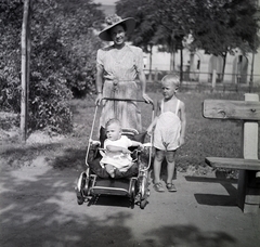 Hungary, Budapest XIII., Kassák Lajos utca (Fóti út) - Taksony utca - Tüzér utca - Lőportár utca határolta terület, a mai Kassák park. Háttérben a Kassák Lajos utca (Fóti út) - Taksony utca sarkánál az angyalföldi evangélikus templom., 1938, Ungváry Rudolf, Budapest, photo aspect ratio: square, mother, baby carriage, Fortepan #255084