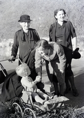 Switzerland, 1938, Ungváry Rudolf, fruit, grandparent, hold in arms, baby carriage, grief, Fortepan #255085