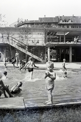 Switzerland, az új városi strandfürdő., 1938, Ungváry Rudolf, fruit, hold in arms, beach, kid, Fortepan #255094