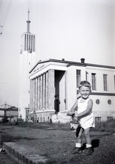 Magyarország, Budapest XIII., Újpesti rakpart, a háttérben a Pozsonyi úti református templom., 1939, Ungváry Rudolf, Budapest, templom, gyerek, homokozó, vödör, Fortepan #255097