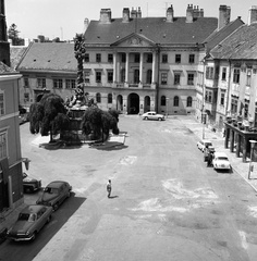 Magyarország, Sopron, Fő (Beloiannisz) tér, középen a Szentháromság-szobor., 1967, UVATERV, Trabant-márka, GAZ-márka, utcakép, automobil, szentháromság szobor, Fortepan #2551