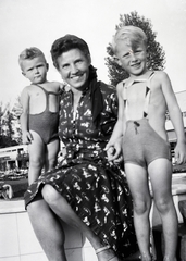 Hungary, Margit Islands, Budapest, Palatinus Strandfürdő., 1943, Ungváry Rudolf, bathing suit, mother, boys, Fortepan #255101