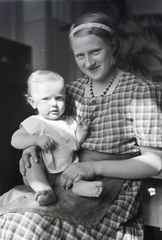 Hungary, Budapest XIII., a felvétel a Bulcsú utca 21/a számú ház egyik lakásában készült., 1936, Ungváry Rudolf, Budapest, kid, sitting on lap, Fortepan #255104