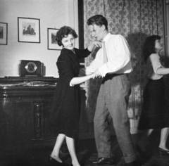 Hungary, Veszprém, a felvétel a Szeglethy utca egyik házának lakásában készült., 1958, Ungváry Rudolf, photo aspect ratio: square, dance, watch, photo in a frame, Fortepan #255123