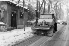 Magyarország, Budapest II., Áldás utca a Szemlőhegy utca felől az Eszter (Sólyom László) utca - Pajzs utca kereszteződés felé nézve., 1984, Bojár Sándor, Mercedes Unimog, hókotró, Budapest, hóeke, Fortepan #255144