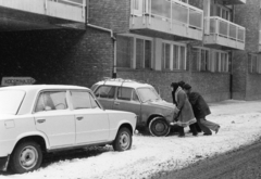 Hungary, Budapest XII., a felvétel a Városmajor utca 9. számú ház előtt készült., 1980, Bojár Sándor, Budapest, push starting, Fortepan #255145