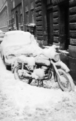 Hungary, Budapest VII., Dohány utca, a felvétel a 36-os számú ház előtt készült., 1982, Bojár Sándor, motorcycle, Budapest, Fortepan #255152