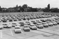 Magyarország, Budapest XIV., Öv utca, a Merkur Személygépkocsi Értékesítő Vállalat használtautó-telepe., 1983, Bojár Sándor, Budapest, rendszám, mozi, parkoló, Fortepan #255170