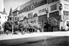 Romania,Transylvania, Târgu Mureș, Rózsák tere (Piata Trandafirilor, ekkor Széchenyi tér), Kultúrpalota., 1941, SZF, street view, genre painting, architecture, Secession, handbarrow, Marcell Komor-design, Art Nouveau architecture, Dezső Jakab-design, Fortepan #25518