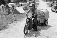 Hungary, Budapest, svájci kosárfonó az általa összeállított utánfutós mopeddel, a felvétel Törökországba történő utazásakor készült., 1980, Bojár Sándor, camping, Fortepan #255196