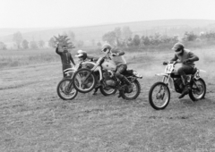 Magyarország, Budaörs, Farkashegy, a felvétel a Soroksári Vörös Október MGTSZ motocross szakosztályának edzésén készült., 1981, Bojár Sándor, Fortepan #255217