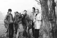 Hungary, Szentendre, a Magyar Televízió Stúdió ’80 című műsorának felvétele. Elől Kapitány Iván későbbi rendező, operatőr, producer, a kameránál Rózsa T. Endre a műsor szerkesztője és mögötte Kemény György grafikus, Jancsó Miklós rendező., 1980, Bojár Sándor, Best of, hands in pockets, movie camera, filming, fur coat, Fortepan #255244