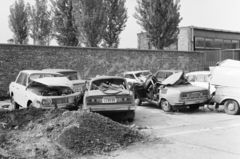 Magyarország, Szolnok, Százados utca 1., AFIT XVII. számú Autójavító Vállalat gépjárműszervíze., 1981, Bojár Sándor, rendszám, Skoda 100, járműroncs, Fortepan #255263