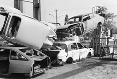 Hungary, Budapest XIX., Hoffher Albert (Vörös Csillag) utca 38-40, az AUTOKER használtautó- és alkatrész-kereskedelmi részlege., 1979, Bojár Sándor, Volkswagen Beetle, Volkswagen-brand, trolley, wreck, Budapest, Fortepan #255267