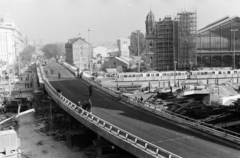 Magyarország, Budapest XIII.,Budapest VI., Nyugati (Marx) tér a felüljáró építési munkálatai alatt. Balra a Váci út, szemben a Nyugati pályaudvar., 1981, Bojár Sándor, felüljáró, Budapest, Fortepan #255299