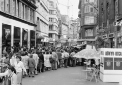 Magyarország, Budapest V., Váci utca a Vörösmarty tér felől a Türr István utca felé nézve. Ünnepi Könyvhét., 1981, Bojár Sándor, könyvhét, Ofotért, Csemege vállalat, élelmiszerbolt, sorbanállás, Budapest, Fortepan #255303