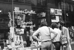 Magyarország, Budapest V., Váci utca 10., a felvétel a Gondolat könyvesbolt előtt készült., 1981, Bojár Sándor, kirakat, könyv, könyvhét, könyvesbolt, Budapest, Fortepan #255304