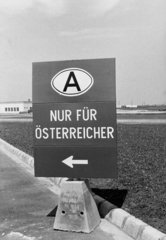 Hungary, Hegyeshalom, határátkelő., 1982, Bojár Sándor, border crossing, country code sign, Fortepan #255311