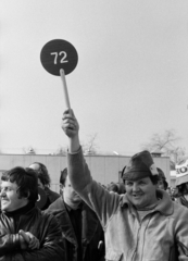 Magyarország, Budapest XIV., Öv utca, árverés résztvevői a Merkur Személygépkocsi Értékesítő Vállalat használtautó-telepén., 1981, Bojár Sándor, Budapest, Fortepan #255320