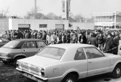 Magyarország, Budapest XIV., Öv utca, árverés résztvevői a Merkur Személygépkocsi Értékesítő Vállalat használtautó-telepén., 1981, Bojár Sándor, Budapest, Fortepan #255322