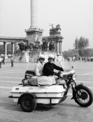 Hungary, Budapest XIV., Hősök tere. Triump típusú motorkerékpárral világkörüli úton járó angol házaspár., 1982, Bojár Sándor, Budapest, motorcycle, motorcycle with sidecar, Triumph-brand, Fortepan #255332