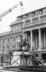 Hungary, Budapest I., Budavári Palota (korábban Királyi Palota) Hunyadi udvar. A II. világháborús sérülések restaurálása után a felállítják a Lovat fékező csikós szobrát (ifj. Vastagh György, 1901.) a Nemzeti Galéria B épülete elé. A helyreállítást Búza Barna szobrászművész, Kótay József, Tótfalusi László és Pölöskei László ötvösművészek végezték., 1982, Bojár Sándor, Budapest, sculpture, scaffolding, crane, Fortepan #255339