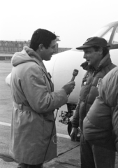 Hungary, Ferihegy (now - Ferenc Liszt) International Airport, Budapest XVIII., Bánó András riporter Niki Laudával beszélget., 1982, Bojár Sándor, Budapest, car race, celebrity, microphone, Fortepan #255362