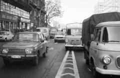 Magyarország, Budapest V.,Budapest VII., Károly (Tanács) körút az Erzsébet (Engels) tér felé nézve, jobbra a Madách-házak., 1984, Bojár Sándor, rendszám, Wartburg 353, üveg-porcelán bolt, Barkas-márka, Bizományi Áruház Vállalat, Budapest, Fortepan #255367