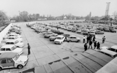 Magyarország, Budapest XIV., Öv utca, a Merkur Személygépkocsi Értékesítő Vállalat használtautó-telepe., 1986, Bojár Sándor, parkoló, kabrió, madártávlat, Trabant Tramp, Budapest, Fortepan #255385