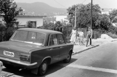 Magyarország, Budapest II., a felvétel a Fillér utca 84. számú ház előtt készült. Makray Katalin olimpiai ezüstérmes tornásznő a lányaival (a tévétorna szereplői)., 1983, Bojár Sándor, Budapest, rendszám, Fortepan #255415