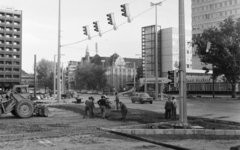 Magyarország, Budapest XIII., Váci út - Dózsa György út kereszteződése, balra a Volga szálló, jobbra a Fővárosi Vízművek székháza., 1984, Bojár Sándor, Budapest, szálloda, Fortepan #255435