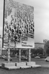 Németország, Berlin, Kelet-Berlin, Karl-Marx-Allee a Frankfurter Tor-nál., 1984, Bojár Sándor, kerékpár, verseny, NDK, plakát, automobil, Fortepan #255437