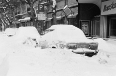 Magyarország, Budapest VII., a felvétel az Erzsébet (Lenin) körút 13. számú ház előtt készült, jobb szélen a Dohány utca sarkán a Hiradó mozi., 1987, Bojár Sándor, rendszám, Budapest, hó, moziműsor, mozi, Fortepan #255479