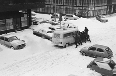 Magyarország, Budapest VII., Madách Imre út - Rumbach Sebestyén utca sarok., 1985, Bojár Sándor, Budapest, mentőautó, utcanévtábla, hó, betolás, Fortepan #255481