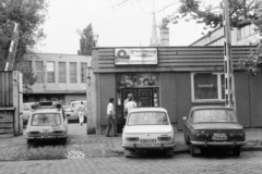 Magyarország, Budapest XIII., Dózsa György út 63., a Spirál Autójavító Vállalat Wartburg szervize, a háttérben a Huba utcai karmelita templom tornya láható., 1987, Bojár Sándor, rendszám, Wartburg 353, Budapest, gépjárműszerviz, Fortepan #255487