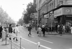 Magyarország, Budapest VI., Nyugati (Marx) tér a Teréz (Lenin) körút felé nézve. Jobbra a Szikra mozi előtetője látható., 1988, Bojár Sándor, mozi, illatszerbolt, Budapest, utcakép, járókelő, villamos, Fortepan #255510