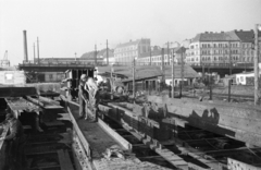 Hungary, Budapest IX., a Petőfi híd újjáépítése, az acélszerkezet szerelése a pesti hídfőnél. Háttérben az Elevátor-ház kéménye., 1951, Bujdosó Géza, Budapest, bridge, renovation, Fortepan #255595