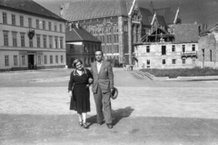 Magyarország, budai Vár, Budapest I., Kapisztrán tér, balra az Állami Nyomda, ma Városháza. Háttérben a Magyar Országos Levéltár épülete., 1946, Bujdosó Géza, Budapest, öltöny, úriember, hölgy, kalap, Fortepan #255597